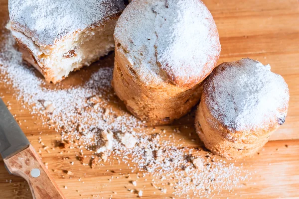 Torta di Pasqua con zucchero a velo e uvetta — Foto Stock