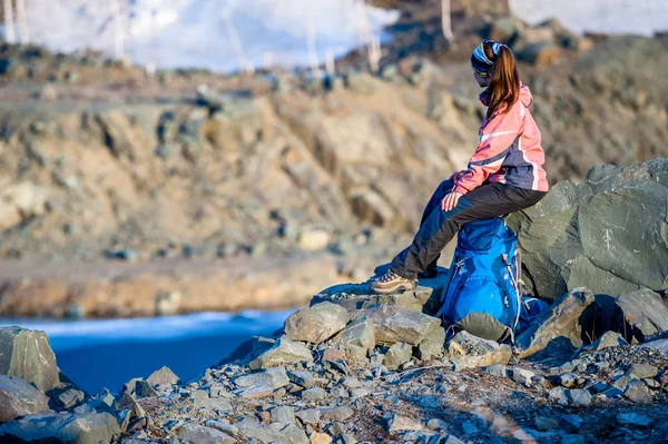 Joyeux jeune femme avec un sac à dos sourit au lac — Photo