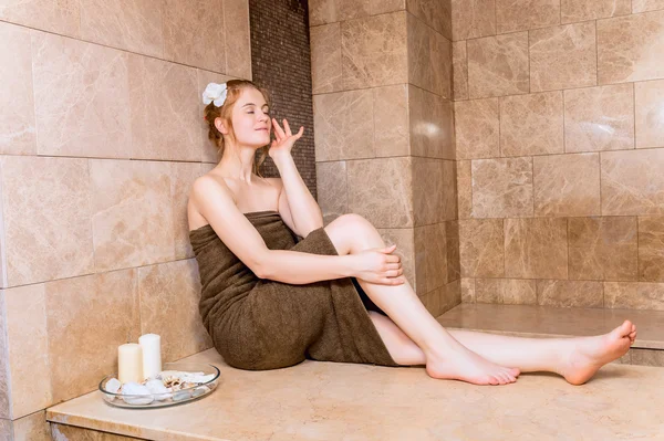 햄이나 순한 욕조에서 편안히 쉬고 있는 행복 한 여자 — 스톡 사진
