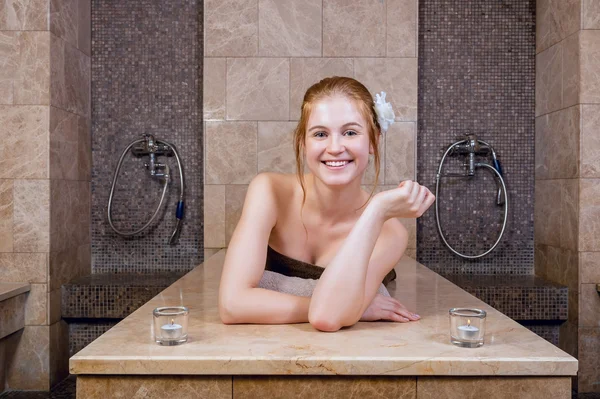 Mulher feliz em banho turco ou hammam em relaxar — Fotografia de Stock