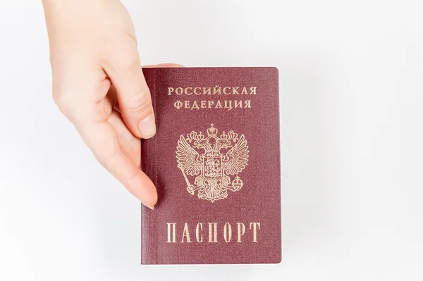El bir Rus pasaportu beyaz arka plan üzerinde verir.