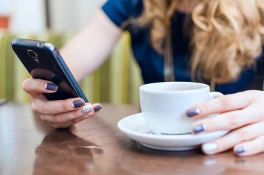 Kadınların elleri dışında kafede SMS yazma. Kahve Tablo