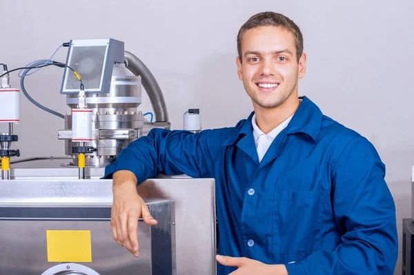 Jonge ingenieur in een wetenschappelijke laboratorium in de buurt van de vacuumdoos — Stockfoto