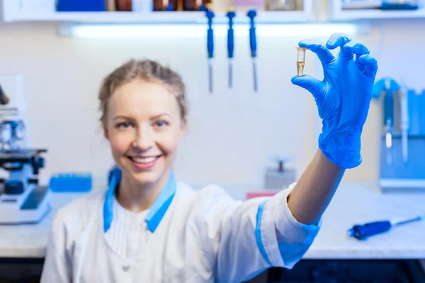 여자 과학자 화학자 과학적 발견을 했다. 새로운 물질과 시험관 손에 표시 — 스톡 사진