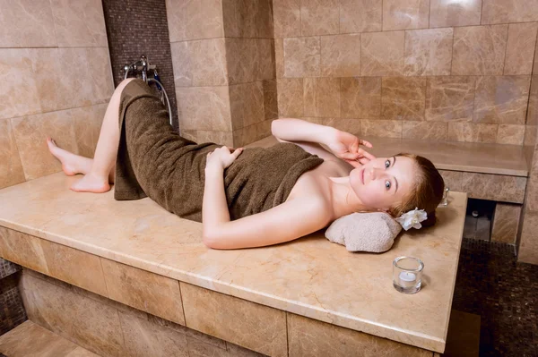 Bella ragazza in hammam o bagno turco rilassante. ritratto di bellezza — Foto Stock