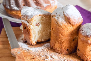 Krema şeker ve kuru üzüm ile Paskalya kek