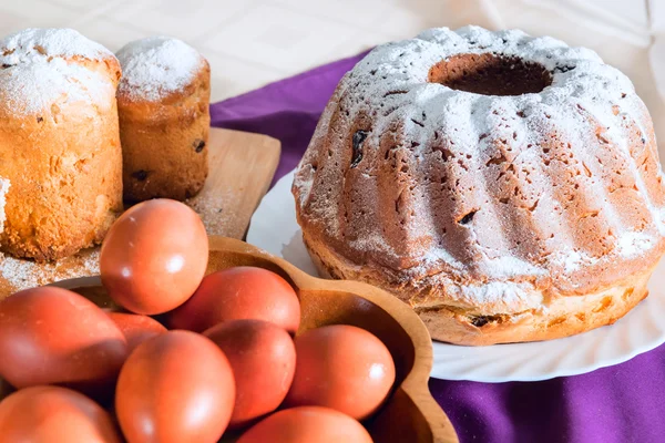 Pastel de Pascua con azúcar glaseado y huevos —  Fotos de Stock