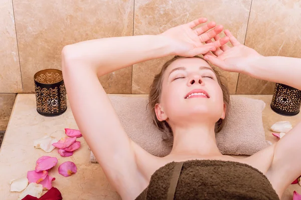Boldog nő hammam vagy török fürdő pihenni — Stock Fotó