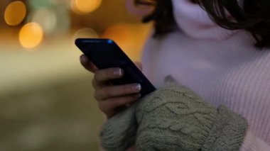 Noel 'de çelenklerle ve bayram ışıklarıyla gülümseyen kadın