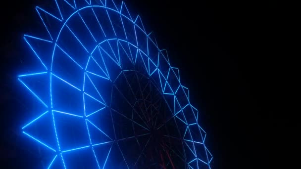 摩天轮在夜间发亮.公园里的旋转木马灯 — 图库视频影像