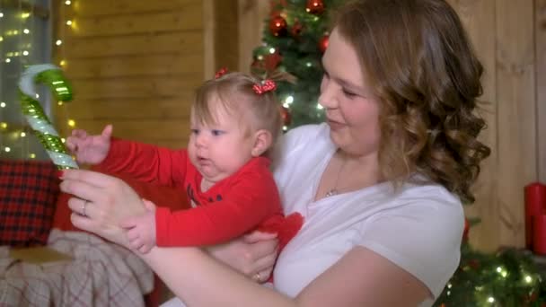 Glückliche Familienmutter und kleines Kind spielen für die Weihnachtsfeiertage — Stockvideo