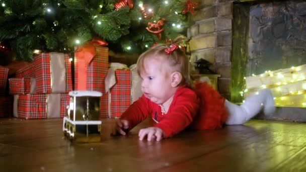 Karácsonyi baba játékok vonat, fa, ajándékok és labdák — Stock videók