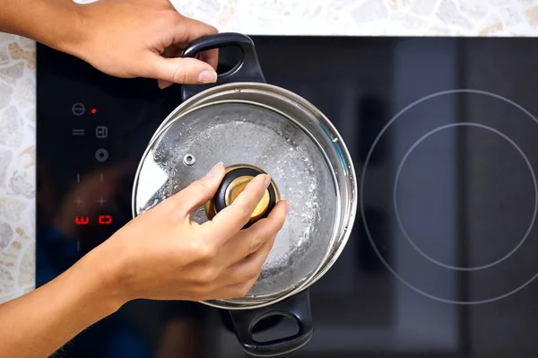 Vrouwen Hand Open Steelpan Moderne Keuken Met Inductiekachel — Stockfoto