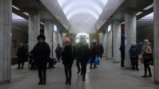 Rússia Novosibirsk Mar 2020 Pessoas Travessia Metrô Espera Metro Estação — Vídeo de Stock