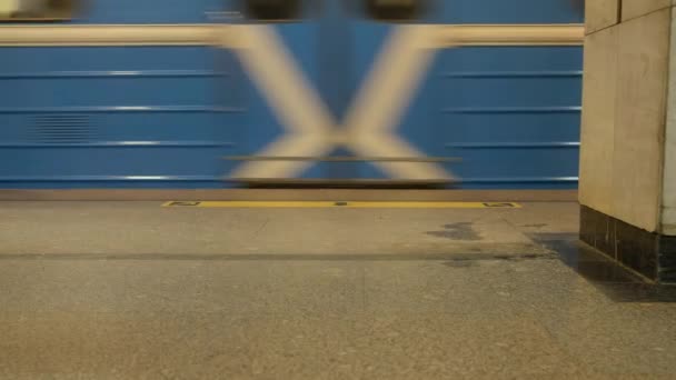 Россия Новосибирск Марта 2020 Года Поезд Прибывает Станцию Метро Люди — стоковое видео