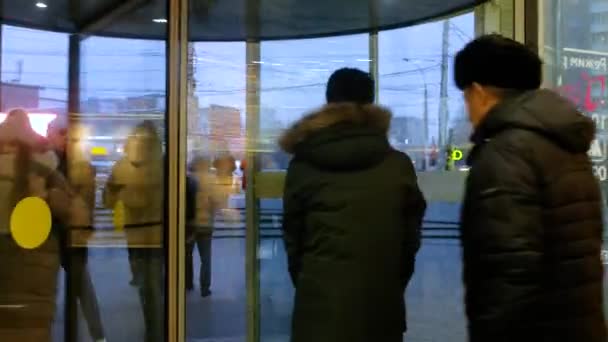 Новосибірськ Росія Листопада 2020 Люди Входять Фойє Сучасного Будинку — стокове відео