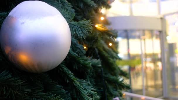 크리스마스용 거리의 복장으로 아름다운 크리스마스 트리의 — 비디오