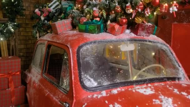レトロカーでクリスマスと新年の祭りのための装飾電球 — ストック動画