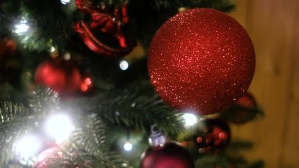 Árbol Navidad Decorado Bolas Rojas Primer Plano — Vídeo de stock