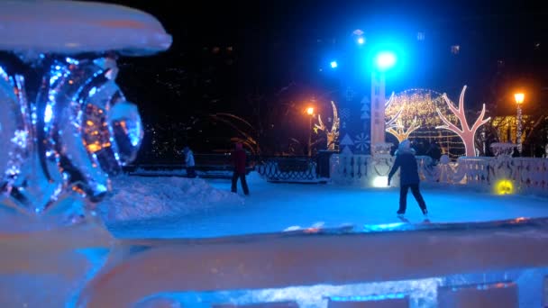 Russia Novosibirsk Grudzień 2019 Bożonarodzeniowe Lodowisko Rynku Miejskim Nocą — Wideo stockowe