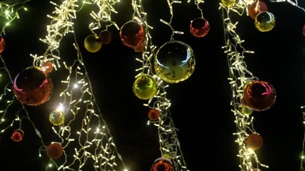 Iluminação Decorações Natal Guirlandas Luzes Praça Cidade Noturna — Vídeo de Stock