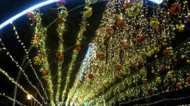 Aydınlatma Noel süslemeleri, çelenkler ve ışıklar şehir meydanında