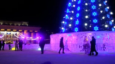 RUSSIA, NOVOSIBIRSK - 23 DEC 2019: Aydınlatma Noel süslemeleri, çelenkler ve ışıklar şehir meydanında.