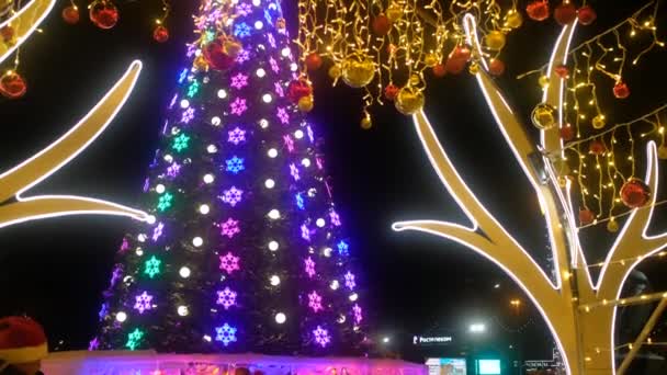 Russia Novosibirsk Dec 2019 Verlichting Kerstversiering Bloemenslingers Verlichting Het Nachtplein — Stockvideo
