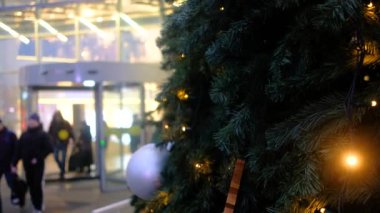 Arka planda ağaç hediyeleri ve şömineli Noel sahnesi