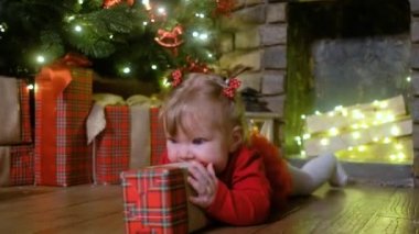 Çelenkli Noel bebeği, Noel ağacı, hediyeler ve toplar