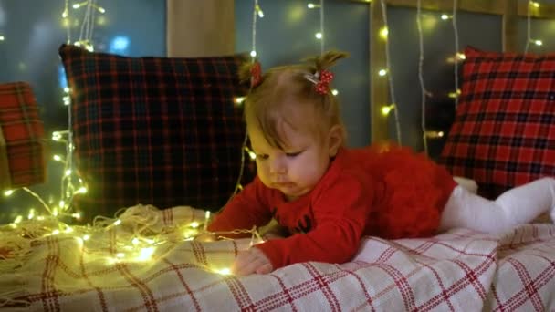 Bébé Noël Avec Guirlande Sapin Noël Cadeaux Balles — Video