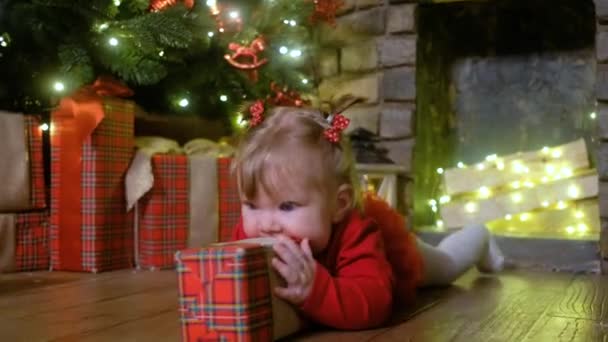 Bebé Navidad Con Guirnalda Árbol Navidad Regalos Bolas — Vídeo de stock