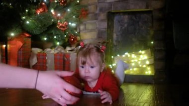 Çelenkli Noel bebeği, Noel ağacı, hediyeler ve toplar