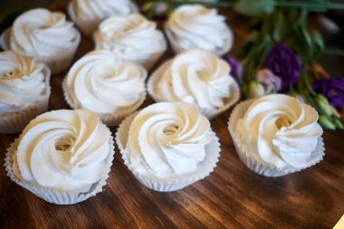 Tahta masadaki pastanede krema, marşmelov ya da kek hazırlıyorum.