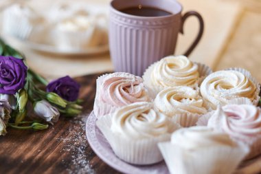 Şekerleme serpme şekeri ve tatlı. Pudra şekeri taze keklerin ya da kremaların üzerine düşer.