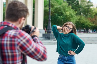Şehir turunda tatilde poz veren kadın.