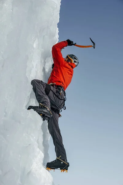 Uomo Alpinista Con Piccozza Attrezzi Arrampicata Una Grande Parete Ghiaccio — Foto Stock