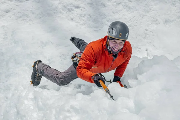 Homme Alpiniste Avec Des Outils Glace Hache Escalade Grand Mur — Photo