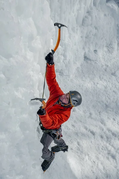 Uomo Alpinista Con Piccozza Attrezzi Arrampicata Una Grande Parete Ghiaccio — Foto Stock