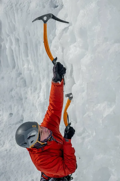 Homme Alpiniste Avec Des Outils Glace Hache Escalade Grand Mur — Photo