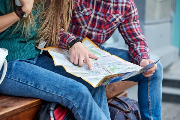 Couple Young Tourists Reading Map Searching Location City — Stock Photo, Image