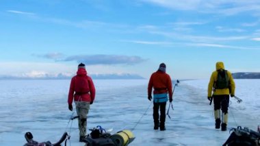 Buz Gölü Baykal 'da kızak ve sırt çantalı patenciler.