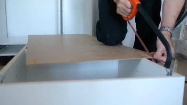 Tischler sägt Bretter mit der Handsäge — Stockvideo