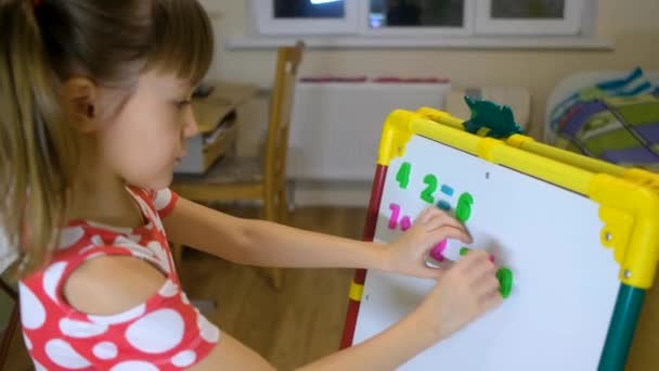 Gyermek lány használ mágnes fórumon tanulni betűk és számok otthon — Stock videók