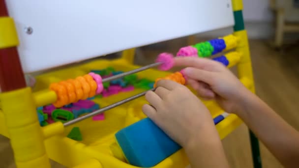 Crianças mãos usando abacus para aprender números e conta em casa — Vídeo de Stock