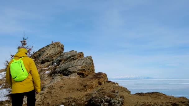 Der Wanderer geht nach oben und betrachtet das Eis des Baikalsees. Zugefrorener See — Stockvideo