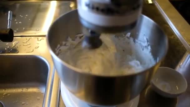 Змішувач для збивання білкового крему. Виготовлення десерту на сучасній кухні . — стокове відео