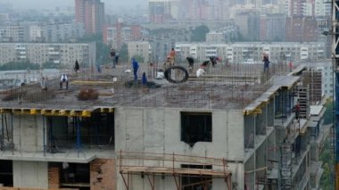 NOVOSIBIRSK, RUSSIA - 12 Mayıs 2020: İşçiler takviye ve formasyon kuruyor. Crane inşaat alanında çalışıyor.