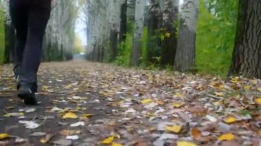 Parkta koşan genç adam sonbahar yaprakları