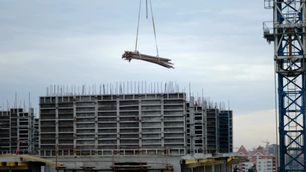 Betonowe szalunki i żurawie na placu budowy — Wideo stockowe